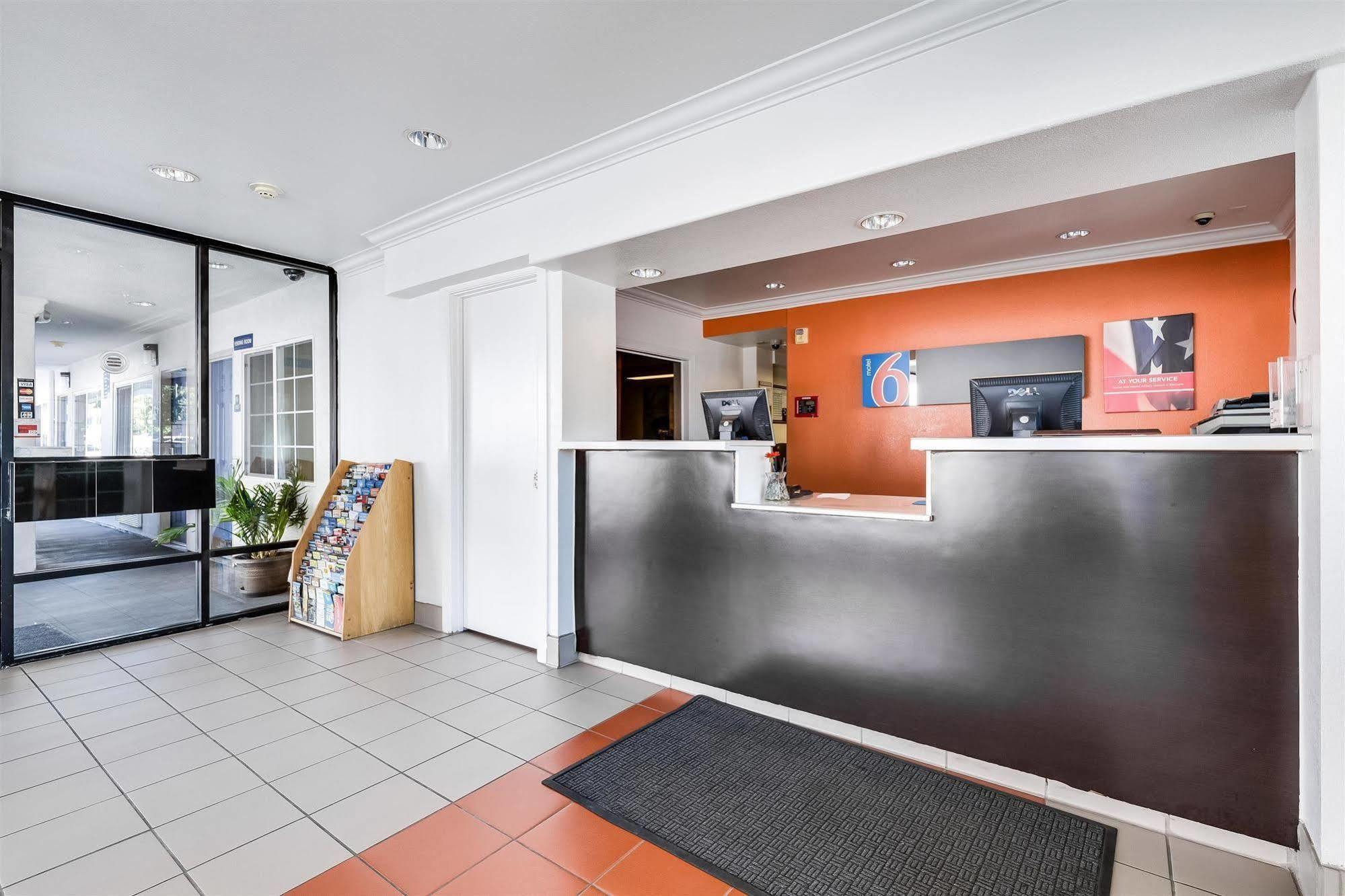 Motel 6-San Jose, Ca - Convention Center Bagian luar foto